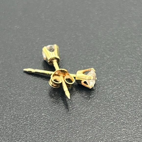 Yellow Gold 14k Marked IIIV Stud Earrings .40 grams - Picture 2 of 9